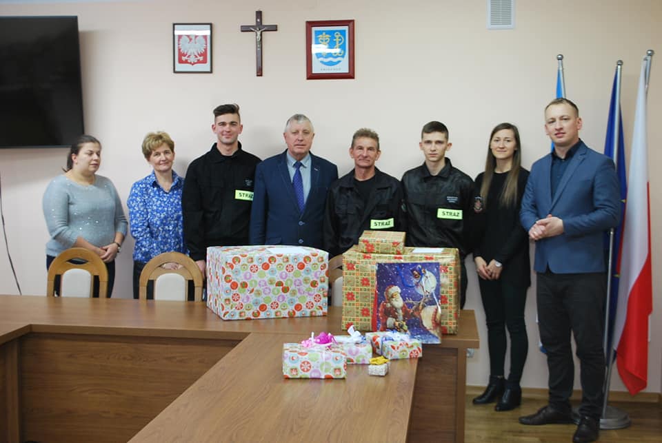 Podarunki dla potrzebujących Podarunki dla potrzebujących prezentowane w sali GOPS